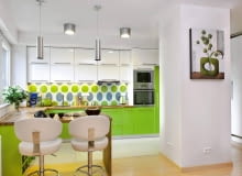 <B>Wygląda na to, że zabudowa w jednej barwie nieco się nam znudziła. Projektanci proponują więc kuchnie zaaranżowane w dwóch kolorach. Nie są monotonne, a jednocześnie nie nazbyt dynamiczne. Powinny więc zadowolić różne gusta.</B> <BR />Właściciele tego mieszkania lubią intensywne barwy, dlatego ich wnętrza, łącznie z otwartą kuchnią, pulsują kolorami. Na fronty kuchennych mebli, zrobionych z lakierowanej na wysoki połysk płyty MDF, wybrali żywą zieleń (szafki dolne) oraz łagodzącą ją biel (górne). Blat roboczy, połączony z barkiem-stołem, został wykonany z olejowanego klejonego drewna dębu. Podłogę przy szafkach wykończono płytami polerowanego gresu. Sąsiaduje on z posadzką z prasowanego bambusa w słomkowym odcieniu, którą ułożono w pozostałych częściach mieszkania. meble kuchenne, kuchnia, wystrój kuchni