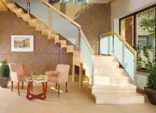 Dwubiegowe schody dywanowe wymagają dobrego zakotwienia stopni w ścianach i podparcia spocznika słupkami Dwubiegowe schody dywanowe wymagają dobrego zakotwienia stopni w ścianach i podparcia spocznika słupkami