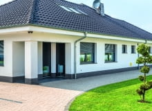 Ocieplenie na słupie osłania się zaprawą zbrojącą i wykańcza tymi samymi materiałami, co resztę domu wejście do domu, podcień