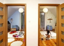 Razem i osobno. Dwa bliźniacze pokoje można - zamiast zwykłą ścianą - rozdzielić szerokimi przesuwnymi drzwiami, które dadzą rodzeństwu zarówno możliwość wspólnej zabawy, jak i całkowitego odizolowania się UWAGA ! PONOWNA PUBLIKACJA WYLACZNIE ZA ZGODA WLASCICIELI DOM JEDNORODZINNY NIEPODPIWNICZONY , PRZYZIEMIE Z UZYTKOWYM PODDASZEM ; NZ WNETRZA , PODDASZE - POKOJE DZIECI FOT. BARTOSZ MAKOWSKI PUBLIKACJA LADNY DOM NR 3 (137) - 3 2010