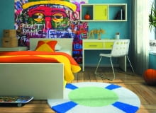 <B>Motywy zainspirowane stylem graffiti zawładnęły wnętrzem. Poruszyły przede wszystkim pokój nastolatka, ale nie tylko. Wszystkie chwyty dozwolone, począwszy od mocnego rysunku na ścianie, skończywszy na delikatnej mozaice, która pożyczyła od graffiti intensywne kolory. Co ważne, wystrój w tym stylu nie ogranicza się jedynie do wyboru fototapet. Równie dobrze można wykorzystać obraz na płótnie bądź naklejkę standard. Zatem, do dzieła!</B> <BR />Graffiti - 150 x 150 cm, fototapeta samoprzylepna, 316,38 zł