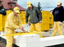 Zgodnie z przepisami, ich współczynnik przenikania ciepła U nie może być wyższy niż 0,3 W/(m2K). Wymagania te spełniają bloczki z betonu komórkowego oraz pustaki z ceramiki poryzowanej i keramzytobetonu z wkładką styropianową. Razem z elementami podstawowymi (bloczkami lub pustakami) trzeba kupić polecane przez producenta zaprawy, nadproża i inne elementy - inaczej ściana nie osiągnie deklarowanych parametrów.