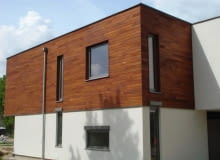 Elewacja z drewna nie powinna zaczynać się za nisko; często spotykanym rozwiązaniem jest ułożenie oblicówki z desek dopiero na piętrze