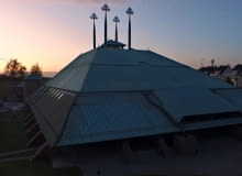 Kadr z filmu "Niemczyk – ostatni buntownik architektury" - kościół pw. Ducha Świętego w Tychach Kadr z filmu "Niemczyk – ostatni buntownik architektury" - kościół pw. Ducha Świętego w Tychach