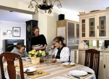 Ustawienie stołu w kuchni podkreśla integracyjny, rodzinny charakter domu 02.03.2002 PUBLIKACJA WYSOKIE OBCASY NR 153 12.02.2002 WARSZAWA - DOM ANDRZEJA I AGNIESZKI BULANDOW NA ZOLIBORZU - JADALNIA KREDENS FOT. ARKADIUSZ SCICHOCKI / AGENCJA GAZETA SLOWA KLUCZOWE: MEBLE SYTUACYJNE WNETRZA ARCHITEKTURA ZDJĘCIE DO WKŁADKI: WYSOKIE OBCASY NR 153