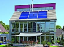 Panele fotowoltaiczne na dachu spadzistym układa się na aluminiowych profilach. Przytwierdzone są one do konstrukcji dachu, w zależności od rodzaju pokrycia, odpowiednimi hakami mocującymi. Poniżej pokazujemy montaż paneli fotowoltaicznych na dachu krytym dachówką ceramiczną. Ten rodzaj materiału jest bowiem jednym z częściej wybieranych przez inwestorów. Panele fotowoltaiczne na dachu spadzistym układa się na aluminiowych profilach. Przytwierdzone są one do konstrukcji dachu, w zależności od rodzaju pokrycia, odpowiednimi hakami mocującymi. Poniżej pokazujemy montaż paneli fotowoltaicznych na dachu krytym dachówką ceramiczną. Ten rodzaj materiału jest bowiem jednym z częściej wybieranych przez inwestorów.