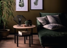 Botaniczne motywy na plakatach, zieleń ściany i sofy, drewniana podłoga oraz żywe rośliny – to wszystko tworzy we wnętrzu niepowtarzalny klimat, przypominający leśny zakątek. Galeria Wnętrz Domar/Meble Vox Botaniczne motywy na plakatach, zieleń ściany i sofy, drewniana podłoga oraz żywe rośliny – to wszystko tworzy we wnętrzu niepowtarzalny klimat, przypominający leśny zakątek. Galeria Wnętrz Domar/Meble Vox