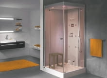 <B>Starożytni Rzymianie wiedzieli, że kąpiele w łaźni parowej służą urodzie, dobrze wpływają na zdrowie i uspokajają. Dziś możemy korzystać z dobroczynnych właściwości pary, nie wychodząc z domu.</B> <BR >ŁAZIENKA. KABINA PAROWA KN Space Line-100-HP-LX, w wyposażeniu m.in. 7 dysz do hydromasażu, deszczownia, chromoterapia, aromaterapia, radio i głośniki, mp3, taboret; 100 x 100 cm, wys. 220 cm, 14 100 zł, Sanplast