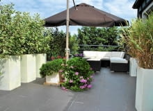 Widok po zmianach. Jasne miękki poduchy, ogromny parasol... Ten taras to idealne miejsce do relaksu zarówno w słoneczną, jak i deszczową pogodę.