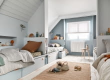 W pokoju dziecka z alergiami warto zainwestować w zabudowane szuflady pod łóżkiem.