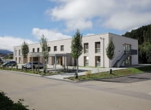 W malowniczym miasteczku Elzach organizacja Lebenshilfe Kinzig- und Elztal e.V. prowadzi dostępny ośrodek mieszkalny, będący bezpiecznym i komfortowym miejscem dla osób z niepełnosprawnościami. Od lutego 2024 roku mieszkańcy korzystają z domu, który zarówno spełnia ich indywidualne potrzeby, jak i oferuje kompleksową opiekę. W malowniczym miasteczku Elzach organizacja Lebenshilfe Kinzig- und Elztal e.V. prowadzi dostępny ośrodek mieszkalny, będący bezpiecznym i komfortowym miejscem dla osób z niepełnosprawnościami. Od lutego 2024 roku mieszkańcy korzystają z domu, który zarówno spełnia ich indywidualne potrzeby, jak i oferuje kompleksową opiekę.