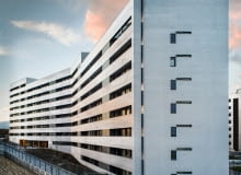 Nowoczesny blok w hiszpańskim mieście Tres Cantos pod Madrytem. Nowoczesny blok w hiszpańskim mieście Tres Cantos pod Madrytem.