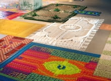 Kneeling dywany efemeryczne układane specjalnie na wystawy. Dzieło studia We MakeCarpets.