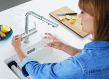 Komfortowa bateria 3w1: woda filtrowana i niefiltrowana z jednej wylewki z osobnymi kanałami przepływu, ma oddzielną dźwignię z prawej strony do wody mieszanej (ciepłej i zimnej) oraz dźwignię do wody filtrowanej z lewej strony; wyciągana wylewka ułatwia napełnianie naczyń, BLANCO Fontas-S II, comitor.pl czysta woda z kranu do picia