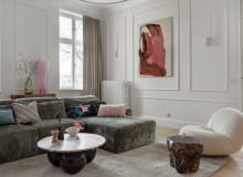 W salonie zieleń sofy harmonizuje z różem abstrakcyjnego obrazu Aleksandry Szewczuk, który wkomponowano w stylizowaną sztukaterię.