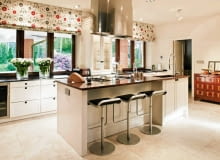 <B>Wyspa, czyli wolno stojąca niska zabudowa, niepołączona z głównym ciągiem roboczym, pełni kilka funkcji: uzupełnia główną zabudowę o dodatkowe schowki i blat roboczy, skraca dystans między urządzeniami AGD, a w kuchni otwartej na salon wydziela optycznie strefy o różnym przeznaczeniu.</B> <BR >KUCHNIA - BEZ TAJEMNIC. Gotowanie nie jest już czynnością, z którą trzeba się ukrywać. Teraz stało się swoistym reality show z udziałem nie tylko domowników, ale nierzadko także gości. Rangę tego wydarzenia podkreśla miejsce akcji - wyspa na środku pomieszczenia. <BR >W przestronnej kuchni (ok. 24 m kw.) zaprojektowano wyspę o wymiarach 280 x 110 cm. Po jej obu stronach pozostało jeszcze szerokie przejście (ponad metr). Kuchnia jest częściowo otwarta na salon, a przed rozchodzeniem się zapachów z gotujących się potraw chroni zawieszony nad płytami grzejnymi okap o dużej wydajności. Umieszczone w nim lampki są dodatkowym oświetleniem blatu. Główne to reflektorki o regulowanym kącie padania światła, zainstalowane w suficie. Wnęka pod blatem gł. 35 cm wystarcza, by osoby siedzące na stołkach barowych mogły wygodnie ułożyć nogi.