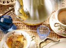 <B>Rzadko używane porcelanowe naczynia, srebrne sztućce czy kryształy zazwyczaj nie wyglądają nieskazitelnie. Są sposoby, by przywrócić im dawny blask.</B> <BR />Na szkliwionej porcelanie zwłaszcza w miejscach drobnych pęknięć i zarysowań pojawiają się przebarwienia, wapienny osad, który powstaje na skutek mycia w twardej wodzie oraz wysolenia - białe kryształki tworzące się pod wpływem wilgoci. Pokazujemy, jak się tego pozbyć. KOMPLET DO HERBATY , KAWY , FILIZANKI , DZBANEK STYLIZACJA MARIANNA BAUMAN FOT. RADOSLAW WOJNAR PUBLIKACJA CZTERY KATY NR 12 (170) - 12.2005 SLOWA KLUCZOWE: NACZYNIA ZDJĘCIE DO WKŁADKI: PUBLIKACJA CZTERY KATY NR 12 (170) - CZASOPISMA