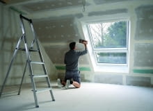 Dom z poddaszem do adaptacji pozwala nam na prowadzenie inwestycji zgodnie z naszymi bieżącymi potrzebami. Możemy najpierw wykończyć tylko parter i mieszkać w takim budynku nawet przez kilka lat, a dopiero później, kiedy zmienią się nasze potrzeby, zdecydować się na przeprowadzenie adaptacji poddasza