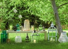 OD LEWEJ NA GÓRZE 1. Wiszące, ze szkła .229 zł/szt. MarokoArt 2. Ze szkła .239 zł Malabelle 3. Z metalu .23,99 zł F&F Home 4. Ze szkła .69,90 zł Duka 5. Z metalu .59,90 zł H&M Home 6. Z drewna .210 zł Decolor 7. Ze szkła i metalu .79,90 zł H&M Home 8. Ze szkła i metalu .129 zł home&you 9. Ze szkła i metalu .65 zł Malabelle 10. Ze szkła .135 zł Malabelle 11 Ze szkła i metalu .49 zł MarokoArt OD LEWEJ NA DOLE: 12. Ze szkła .395 zł Inne Meble 13. Z metalu .59,90 zł H&M Home 14. Z wikliny .69,90 zł Duka 15. Z metalu i szkła .149 zł MarokoArt 16. Z metalu i szkła .460 zł Decolor 17 Ze szkła i drewna .320 zł Malabelle 18. Z drewna .179 zł House&More Ława na kółkach .1495 zł Warsztat Woni, świece od .7,99 zł F&F Home 16.06.2015 , Warszawa , wnetrza , lampiony , stylizacja Joanna Plachecka , sesja dla : Cztery Katy . Fot. Michal Mutor SLOWA KLUCZOWE: WNETRZA DEKORACJE OGRODY