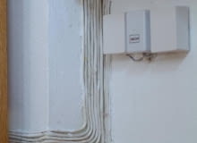 Przewody instalacji alarmowej założonej w zamieszkałym domu. Nie wygląda to ładnie, nie jest też bezpieczne, bo takie przewody można łatwo uszkodzić 09.09.2004 WARSZAWA UL. HANCZY DOM INSTALACJA ALARMOWA ALARM CENTRALKA CENTRALA