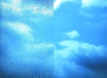 Szyba okienna. Woda spływająca z szyby standardowej (po lewej) i samoczyszczącej (po prawej) Szyba okienna. Woda spływająca z szyby standardowej (po lewej) i samoczyszczącej (po prawej)