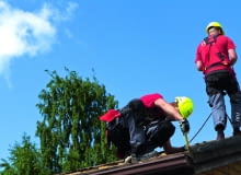 I1980-luvulla rakennettu omakotitalo sai uuden katteen, kun vanhojen kattolaattojen kyttik tyttyi. Ruukin Tyden palvelun kattoremontti valikoitui sill perustein, ett talon vki sai rauhassa touhuta omiaan remonttimiesten hrtess katolla. Paketti sislt kaiken kohteen kartoituksesta piipun pellitykseen.