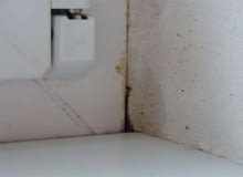 Szczelina w murze nad parapetem wewntrznym - przed zimą koniecznie należy ją zlikwidować Szczelina w murze nad parapetem wewntrznym - przed zimą koniecznie należy ją zlikwidować