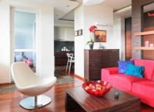 Paulina i Tomek, psycholodzy i absolwenci AWF, zawodowo zajmują się sportem. Chcieli, by ich mieszkanie tak jak oni emanowało energią. Stąd mocne barwy, wyraziste wzory i przyciągająca uwagę czerwona figurka pływaka w pokoju dziennym. <BR /> MIESZKANIE. W części dziennej nie ma mowy o nudzie. To zasługa zarówno czerwonej barwy, jak i wyrazistego usłojenia hebanowego forniru, którym jest wykończona większość sprzętów (jaśniejsze elementy zostały oklejone fornirem jesionowym).