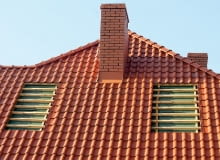 Aby można było zamontować dodatkowe okno w dachu, najpierw trzeba zdjąć fragment pokrycia dachowego 17.11.2006 WARSZAWA MONTARZ OKNA DACHOWEGO NA PODDASZU KROK PO KROKU SESJA DLA MIESIECZNIKA LADNY DOM FOT TOMASZ WAWER / AGENCJA GAZETA