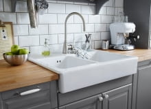 Czym zabezpieczyć ścianę nad kuchennym blatem?