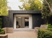 Zabytkowa kamienica położona jest w odległości krótkiego spaceru od słynnego Vondelparku. Mały domek w bujnym, zielonym ogrodzie pełni funkcję pensjonatu i jest zaproszeniem do wypoczynku.