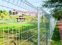 Ażurowe ogrodzenie panelowe wykonane z metalowych przęseł i słupków - proste i popularne. Ażurowe ogrodzenie panelowe wykonane z metalowych przęseł i słupków - proste i popularne.