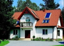 Parterowy budynek z użytkowym poddaszem, tradycyjnie wykończony jasnym tynkiem i dachówką to uniwersalny przepis na dom Parterowy budynek z użytkowym poddaszem, tradycyjnie wykończony jasnym tynkiem i dachówką to uniwersalny przepis na dom