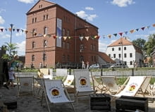 21.07.2013 Bydgoszcz , Wyspa Mlynska , plaza przy kawiarni " Strefa " . Fot. Pawel Malinowski / Agencja Gazeta