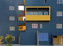 Bajecznie kolorowa zabudowa socjalna osiedla dla rybaków w Tyrze na południu Libanu. Projekt Hashim Sarkis. liban, kolor, osiedle, bloki