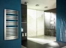 GRZEJNIKI. <B>Kiedy nie działa centralne ogrzewanie, w łazience często czuć nieprzyjemną chłodną wilgoć. Elektryczny grzejnik albo grzałka zainstalowana w zwykłym kaloryferze pozwolą utrzymać w pomieszczeniu odpowiednią temperaturę niezależnie od pogody.</B> <BR >Zamontowanie grzejnika elektrycznego jest znacznie prostsze i szybsze niż poprowadzenie instalacji centralnego ogrzewania. Sami również decydujemy, kiedy chcemy z niego korzystać - wystarczy go po prostu włączyć. Ale takie rozwiązanie ma też, niestety, poważną wadę: codzienne korzystanie z grzejnika elektrycznego wiąże się ze znacznie wyższymi kosztami niż w przypadku c.o. <BR >Warto więc wiedzieć, że w większości nowoczesnych kaloryferów można zamontować grzałkę elektryczną - wtedy pracują także poza sezonem grzewczym. <BR >GRZEJNIKI ELEKTRYCZNE. Quatro EQB, stalowy, termostat bimetaliczny, moc 600 W, wys. 118,5 cm, szer. 59,5 cm, 1623 zł, Enix