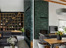 Wysoka, sięgająca sufitu obudowa kominka z zielonymi płytkami-cegiełkami tworzy wyrazisty akcent wnętrza. Misterne układanie i fugowanie drobnych kafli wymagało ogromnej precyzji – zadaniu temu, podobnie jak wielu innym wymagającym wytrwałości, sprostali Krzysztof i Maciej z ekipy budowlanej Kombuilder Krzysztof Czapski. Wysoka, sięgająca sufitu obudowa kominka z zielonymi płytkami-cegiełkami tworzy wyrazisty akcent wnętrza. Misterne układanie i fugowanie drobnych kafli wymagało ogromnej precyzji – zadaniu temu, podobnie jak wielu innym wymagającym wytrwałości, sprostali Krzysztof i Maciej z ekipy budowlanej Kombuilder Krzysztof Czapski.