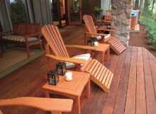 Współczesnych preparatów na bazie pokostu lnianego możemy używać także do zabezpieczania mebli ogrodowych oraz drewnianych konstrukcji małej architektury ? tarasów i altan pokost lniany