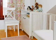 <B>Mama Dorotki chciała urządzić miły pokoik, w którym córka będzie się dobrze bawiła, a potem łatwo wyciszy się i odpocznie. Wraz projektantką stworzyły wnętrze w jednorodnym stylu, co pomoże również kształtować gust dziecka.</B> <BR />PRZED ZMIANĄ: Pokoik na poddaszu był wyposażony w meble dla niemowlaka. Trzyletnia Dorotka już z nich wyrosła, jej mama zdecydowała się więc na zmiany.