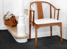 Początków stylu duńskiego należy szukać w latach trzydziestych XX wieku. Wtedy to Kaarem Klint, twórca wydziału meblarskiego kopenhaskiej Akademii Sztuk Pięknych, przeciwstawiając się surowemu funkcjonalizmowi panującemu wtedy we wzornictwie europejskim, próbował łączyć walory użytkowe przedmiotu z jego estetyczną formą. Style. <BR > W duńskim wzornictwie taką samą wagę przykłada się i do funkcji przedmiotu, i do jego kształtu. Z rzadka widuje się regularne kubiczne formy, przeważają łagodniejsze dla oka zaokrąglone krzywizny. Uwagę zwracają też oryginalne, czasem wręcz fantazyjne detale. Na zdjęciu KRZESŁO CHIŃSKIE, projekt Hansa Wegnera z 1944 roku, stało się ikoną designu XX wieku. China Chair, designed by Hans J. Wegner in 1944. Natural mahogany, cushion covered in natural, white og Elegance leather. SLOWA KLUCZOWE: china chair 4283 mahogany Hans J. Wegner Lounge chair cushion