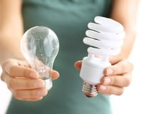 Klasyczna żarówka (po lewej), nowoczesna świetlówka kompaktowa (po prawej) żarówki, świetlówki, diody LED