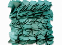 <B>Przestrzenne, wklęsło-wypukłe wzory zdobią teraz nie tylko tkaniny, ale także meble, naczynia i dodatki. Te fakturowe motywy są jednobarwną alternatywą dla kolorowych deseni - równie dekoracyjną, ale znacznie spokojniejszą.</B> <BR />Poduszka, sztuczne włókno - 95 zł, pakamera.pl