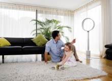 Stojący, cichy, bezpłopatkowy wentylator Dyson Air Multiplier. Wentylatory Dyson są dostępne w Polsce w sugerowanej cenie detalicznej 1799 - 2149 zł w zależności od modelu. wentylator, wiatrak, jak wybrać wentylator, design