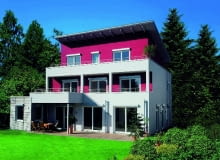 Elewacja domu w części z tynkiem w ciemnym kolorze