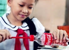 Kampania "2nd Lives"; Ogilvy & Mather China. Coca-Cola, recykling, co zrobić z butelki, plastikowa butelka po Coli, coca-cola
