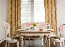 <b> Suto marszczone zasłony z grubych tkanin zdobią pokój i dobrze strzegą naszej prywatności. W jesienno-zimowe miesiące także ocieplają wnętrze. Dla amatorów takich okiennych dekoracji mamy dobrą wiadomość - znowu są modne. Dekoracyjne, grube zasłony szyje się z mięsistych tkanin, takich jak żakardy, adamaszki, aksamity, tafty, atłasy (z naturalnych włókien albo ich imitacji), przez co od razu wyglądają bogato. To wrażenie można wzmocnić odpowiednimi dodatkami, np. chwostami do fantazyjnych podpięć, taśmami albo ozdobnymi końcówkami karniszy. Chociaż takie aranżacje okienne wydają się stworzone do stylowo urządzonych pokoi, często stosuje je się na zasadzie kontrastu także w nowoczesnych wnętrzach. Przynosi to zaskakująco dobry efekt. </b> <BR /> OKNO ZIMĄ. Zasłony uszyto z grubego żakardu przetykanego złotą nicią. Przy górnym brzegu wycięto w nich otwory, które wykończono metalowymi kółkami (tzw. remizkami) i przełożono przez drążek, dzięki czemu tkanina układa się w głębokie fałdy.