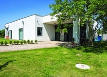 Zamiast przewidywalnej i monotonnej 'kostki' - ciekawa, współczesna architektura, w dodatku zyskującą na atrakcyjności w miarę nawiązywania z nią kontaktu dom jednorodzinny, domy zdjęcia