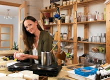 PASJA. Hanna Sobkowska, kiedyś ekonomistka realizująca się twórczo jako wokalistka w zespołach grających rock i alternatywny pop. Po przeprowadzce z miasta na wieś założyła markę Green Dragonfly, wytwarzającą świece naturalne, oraz pracownię Synchronia, w której jest trenerką rozwoju osobistego i empatycznej komunikacji. Więcej informacji: synchronia.pl, greendragonfly.pl OLYMPUS DIGITAL CAMERA