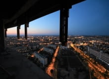 Już w 2012 roku Sky Tower stanie się drugim najwyższym budynkiem w Polsce. Wieżowiec urośnie na wysokość 212 metrów. Wyższy od niego pozostanie jedynie warszawski Pałac Kultury (230 metrów wysokości). Zobacz rozświetloną panoramę miasta z 32 piętra megawieżowca. Zdjęcia zrobiono wczoraj wieczorem. Widok na Wrocław z 32 pietra budowy wieżowca Sky Tower