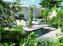 Na nadmiar słońca podczas wiosenno-letnich miesięcy cierpią przede wszystkim posiadacze tarasów usytuowanych od południa. DOM , TARAS , OGROD , ZBIORNIK WODNY FOT. LILIANNA SOKOLOWSKA PUBLIKACJA OGRODY NR 1 (141) - 1 2011